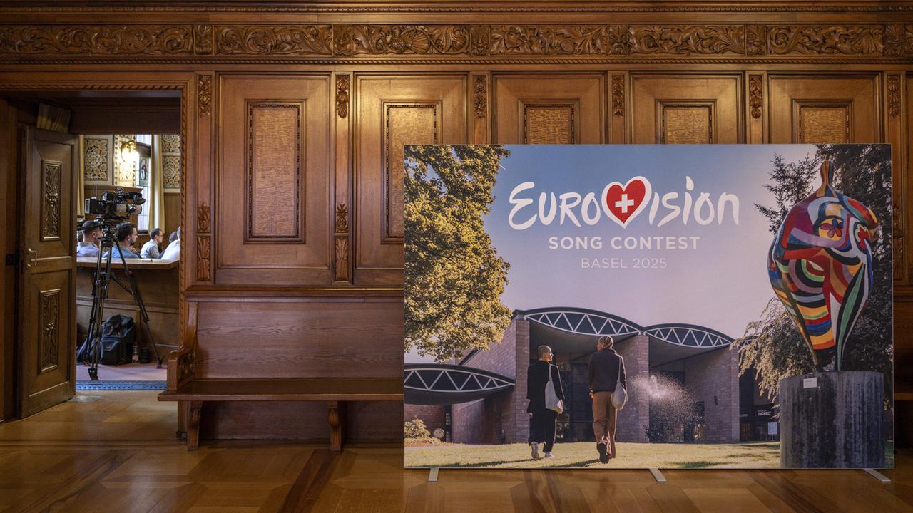 Une affiche avec le logo du Concours Eurovision de la Chanson (CEC) trône dans l'hôtel de ville de Bâle, le vendredi 30 août 2024. [KEYSTONE - GEORGIOS KEFALAS]