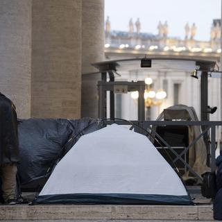 Un sans-abri campant sur la place Saint-Pierre, au Vatican. [EPA/KEYSTONE - CLAUDIO PER]