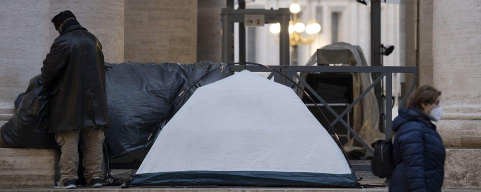 Un sans-abri campant sur la place Saint-Pierre, au Vatican. [EPA/KEYSTONE - CLAUDIO PER]