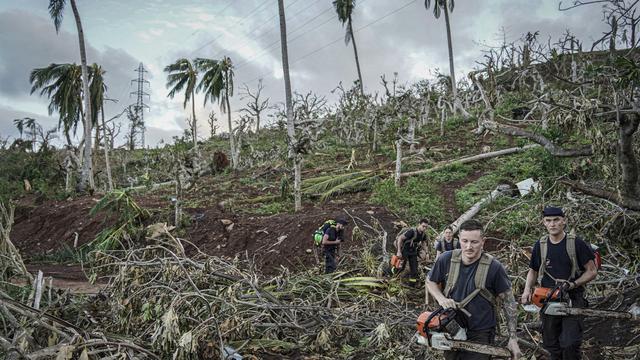 Cette photo fournie par le ministère français de l'Intérieur montre des secouristes se frayant un chemin dans une zone dévastée du territoire français de Mayotte dans l'océan Indien. [KEYSTONE]