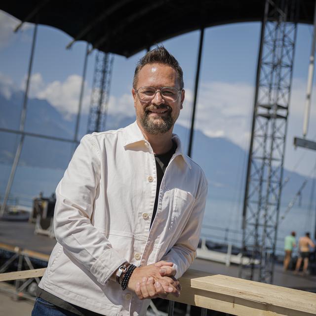 Mathieu Jaton, directeur du Montreux Jazz Festival, devant le montage de la nouvelle scène du lac. [Keystone - Valentin Flauraud]