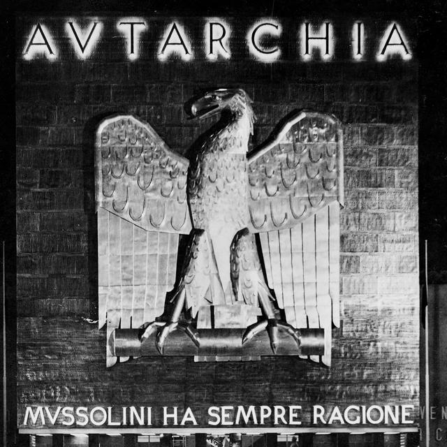 "Mussolini ha sempre ragione" (Mussolini a toujours raison), affichée à l'entrée de l'exposition de l'Autarcie, à Rome. [AFP - Roger Viollet]