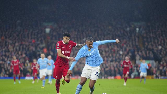 Manuel Akanji et Lui Diaz luttent pour le ballon lors du duel au sommet entre City et Liverpool. [KEYSTONE - JON SUPER]