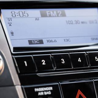 Une radio FM dans une voiture. [Depositphotos - BillionDigital]