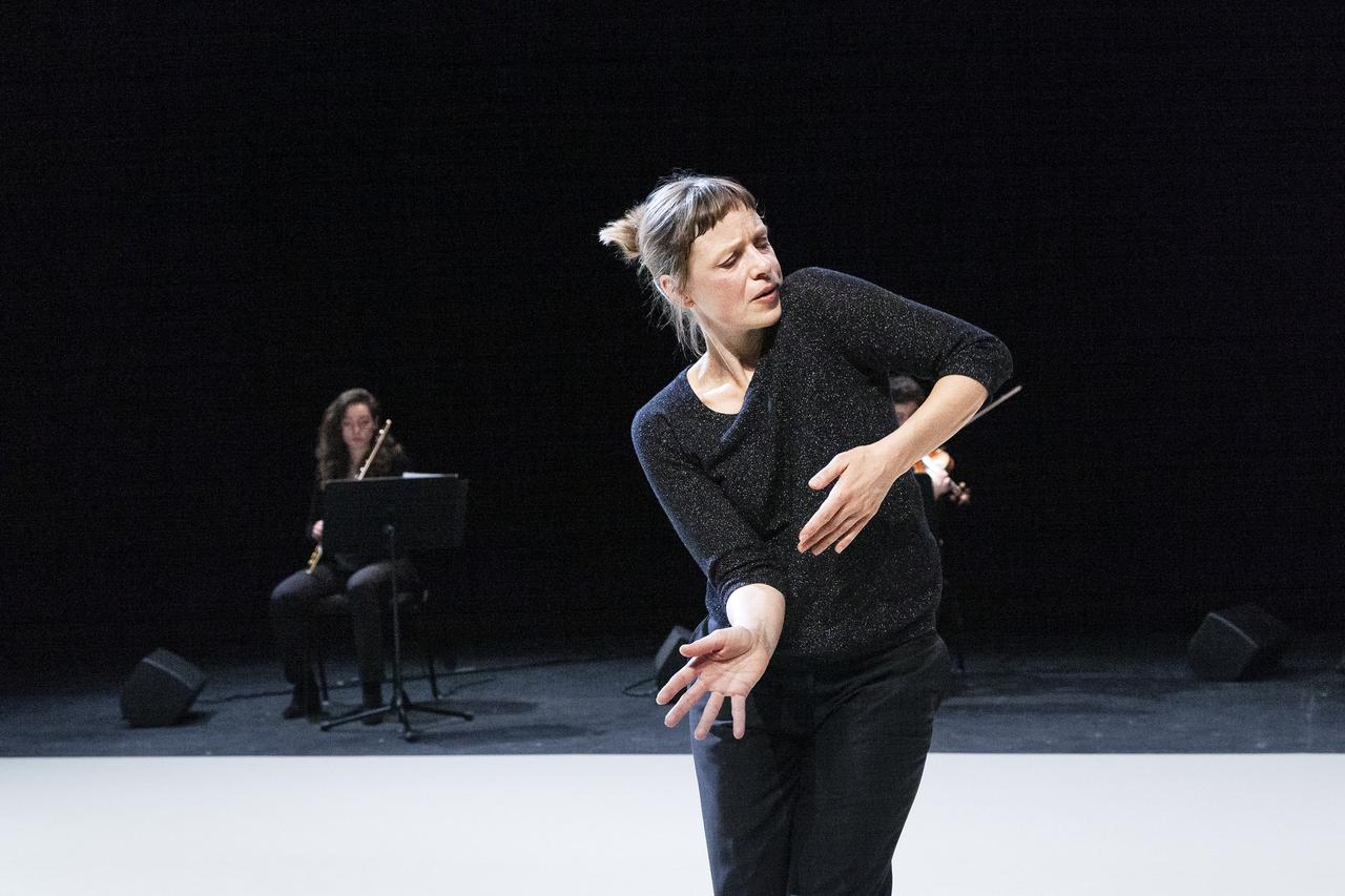 Samantha van Wissen dans le spectacle "Giselle..." de François Gremaud. [Théâtre de Carouge - Dorothée Thébert Filliger]