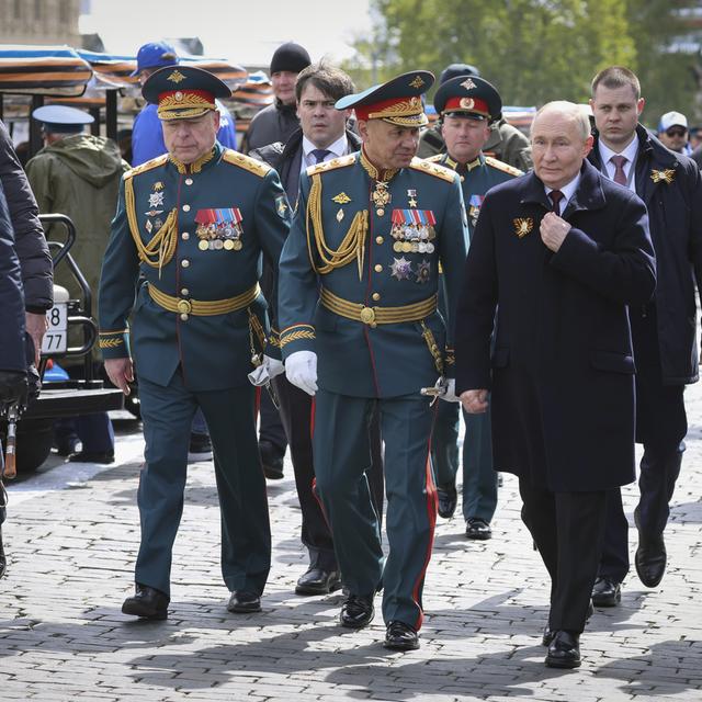 En Russie, le président Vladimir Poutine a supervisé ce matin le défilé militaire du 9-Mai sur la célèbre place Rouge de Moscou. [AP/Keystone - Mikhail Klimentyev, Sputnik, Kremlin Pool Photo]
