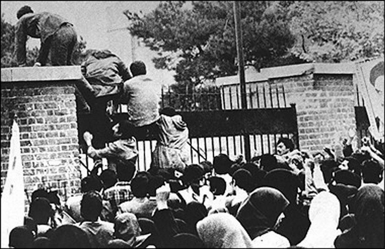 Des étudiants iraniens pénètrent dans l'enceinte de l'ambassade des Etats-Unis à Téhéran, le 04 novembre 1979. [KEYSTONE - IRNA]