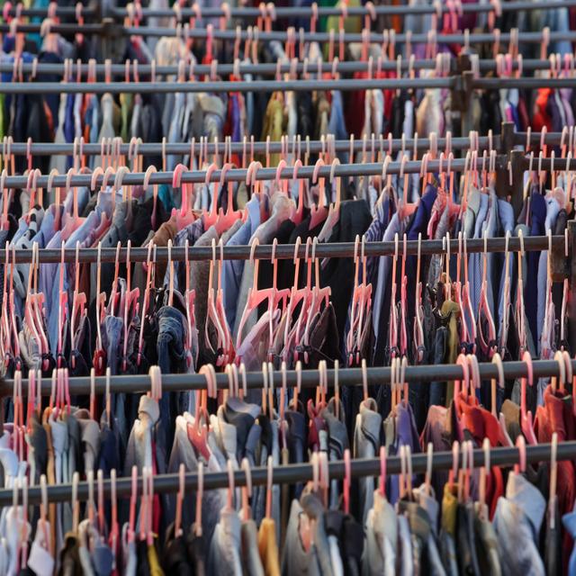 En Suisse, plus de 100'000 tonnes de vêtements sont jetées chaque année. La moitié seulement est donnée, recyclée ou vendue. [Depositphotos - triocean2011]