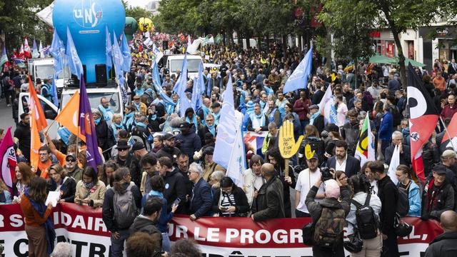 Des milliers d'opposants à l'extrême droite battent le pavé samedi dans toute la France. [Keystone]