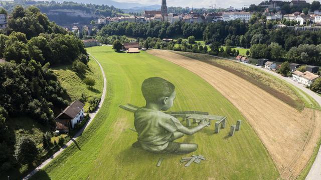 "Bridges", la dernière oeuvre de l'artiste Saype, a été réalisé dans en Basse-ville de Fribourg. [KEYSTONE - CYRIL ZINGARO]