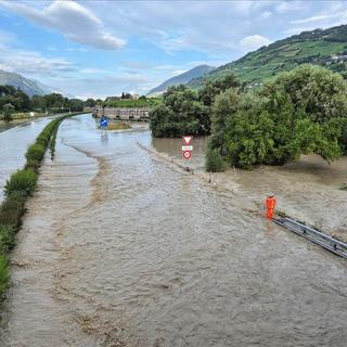 L'A9 dans le Valais central, inondée par le Rhône dans la nuit de samedi à dimanche, a été rouverte. [RTS]