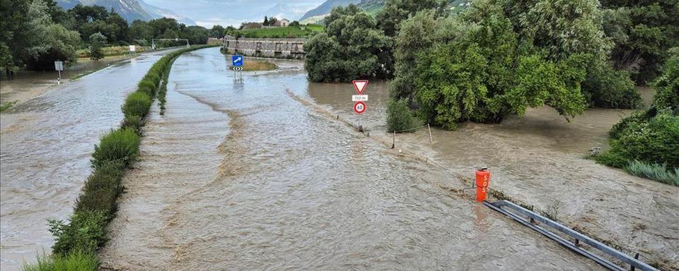 L'A9 dans le Valais central, inondée par le Rhône dans la nuit de samedi à dimanche, a été rouverte. [RTS]