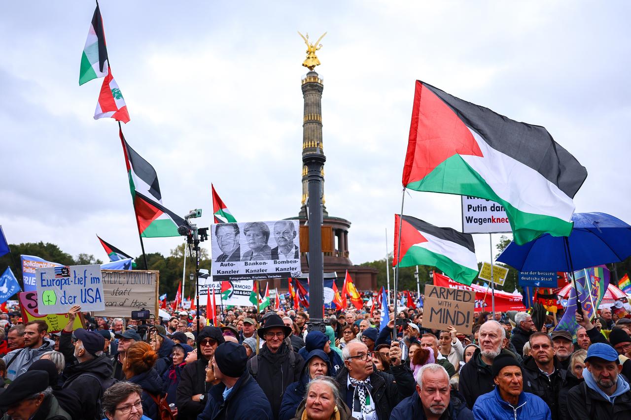 Manifesation "NON aux guerres" lors des commémorations du jour de l'unité à Berlin, en Allemagne. [KEYSTONE - FILIP SINGER]