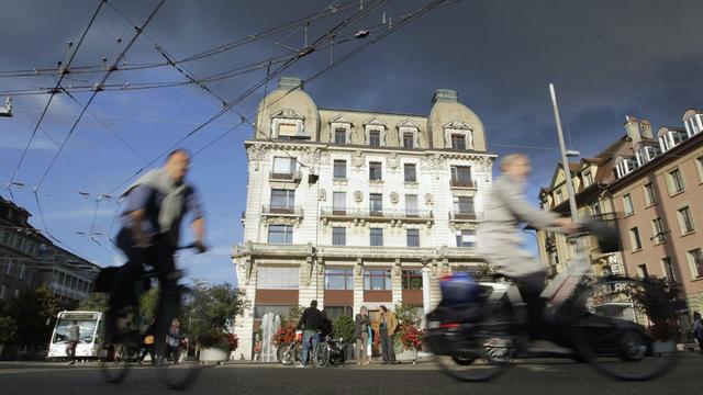 Des cyclistes traversent la place centrale de Bienne (image d'illustration). [Keystone - Peter Klaunzer]