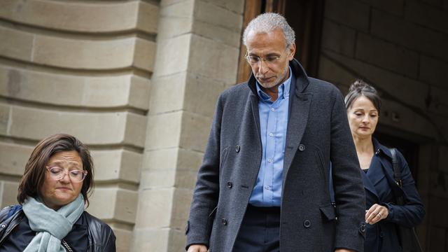 L'islamologue suisse Tariq Ramadan quitte le Palais de justice de Genève avec ses avocates Yael Hayat (à gauche) et Nabila Asmane (à droite), le 27 mai 2024. [KEYSTONE - VALENTIN FLAURAUD]