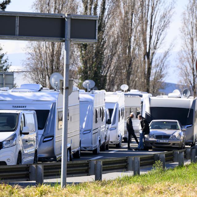 Les gens du voyage arrivant à Lausanne. [Keystone - Jean-Christophe Bott]