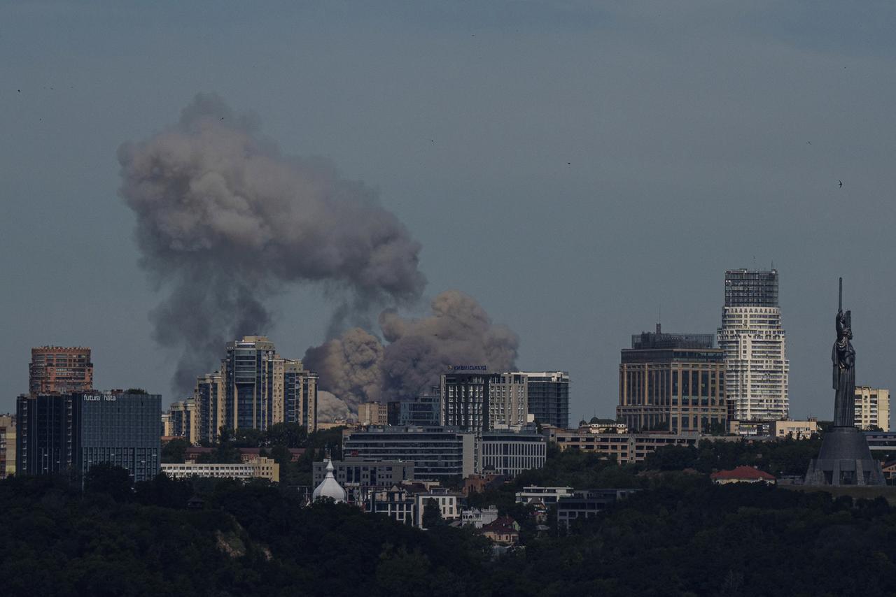 Plusieurs missiles russes ont touché Kiev lundi matin. [KEYSTONE - EVGENIY MALOLETKA]