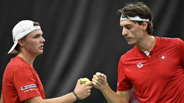 Dominic Stricker (gauche) et Marc-Andrea Hüsler (droite) ont mené la Suisse à la victoire en double. [Freshfocus - Urs Lindt]