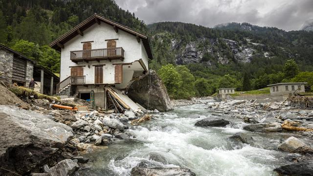 Une maison touchée par les intempéries dans le Val Maggia, au Tessin. [Keystone - Michael Buholzer]