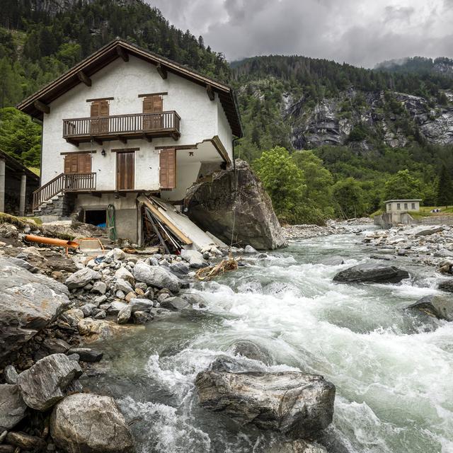 Une maison touchée par les intempéries dans le Val Maggia, au Tessin. [Keystone - Michael Buholzer]