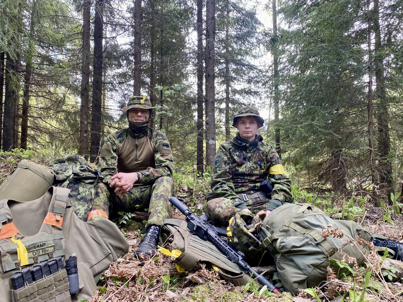 Deux jeunes membres de la Ligue de défense estonienne. [RTS - Julie Rausis]