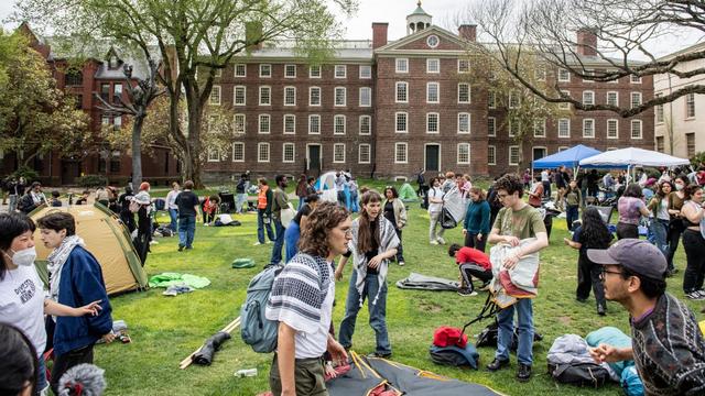 Des étudiants pro-palestiniens démontent leur campement après avoir conclu un accord avec l'université Brown à Providence (Rhode Island), le 30 avril 2024. [AFP - JOSEPH PREZIOSO]