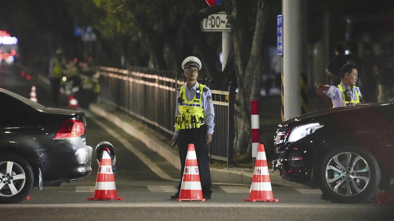 Un policier près d'un centre sportif où une attaque à la voiture-bélier a fait au moins 35 victimes. [Keystone/Kyodo News via AP]