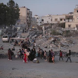 Des civils palestiniens fuyent Khan Younes après un ordre d'évacuation de l'armée israélienne. [Keystone/AP Photo - Jehad Alshrafi]