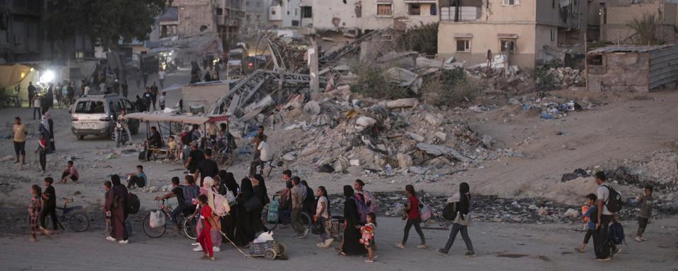 Des civils palestiniens fuyent Khan Younes après un ordre d'évacuation de l'armée israélienne. [Keystone/AP Photo - Jehad Alshrafi]