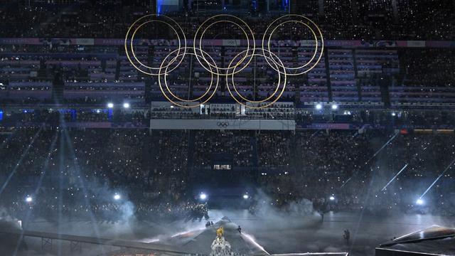 Les Jeux olympiques ont finalement été "ressuscités" dimanche soir lors du spectacle de science-fiction imaginé par Thomas Jolly. [AFP - MOHD RASFAN]