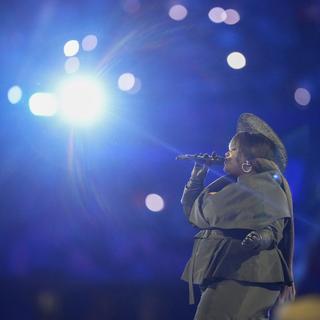 La chanteuse française Yseult à la fin des JO de Paris. [Keystone/AP Photo - Natacha Pisarenko]