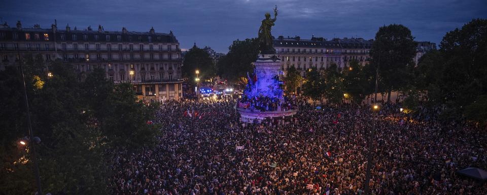 Manifestation à Paris après les résultats des élections du 7 juillet 2024. [Keystone - AP Photo/Louise Delmotte]