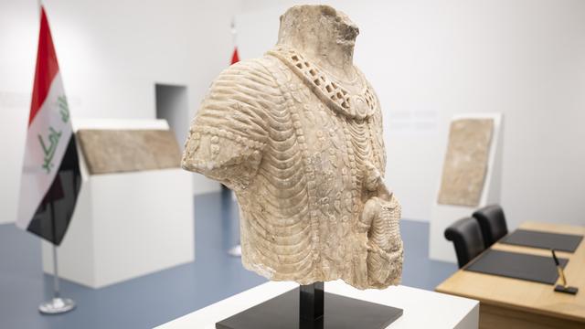 Une statue et deux reliefs mésopotamiens seront restitués à l'Irak. [Keystone - Anthony Anex]