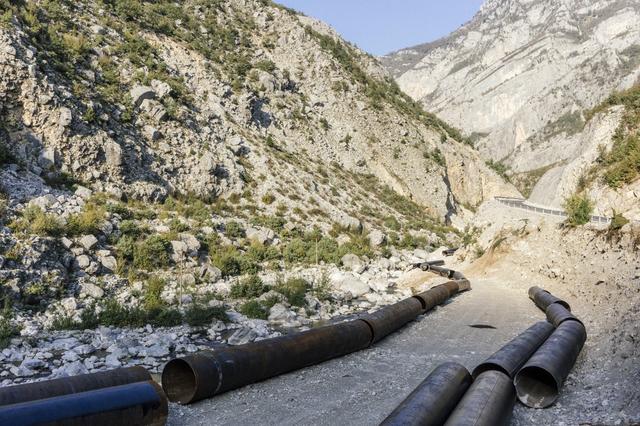 Depuis une dizaine d’années, les dernières rivières sauvages du continent font face à une marée de projets hydroélectriques (ici en 2018 en Albanie) [Hans Lucas via AFP - Denis Meyer]