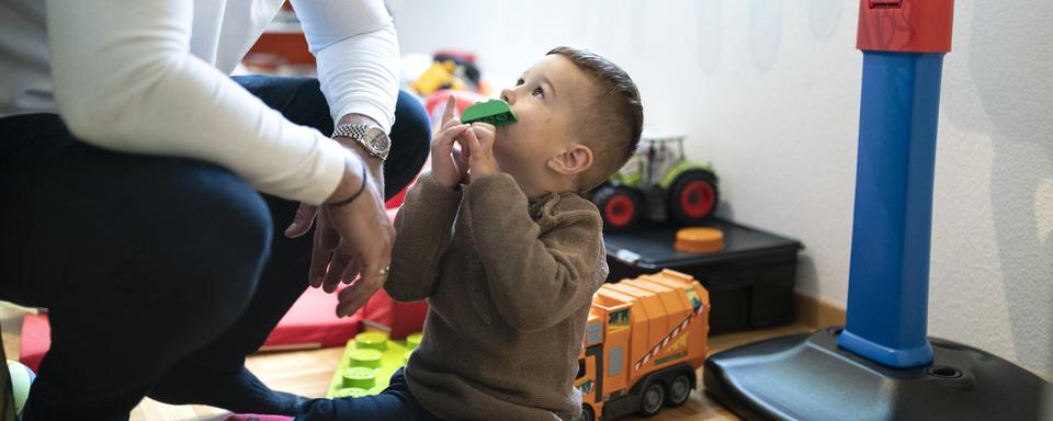 Le Canton de Vaud a lancé un appel urgent il y a six mois pour trouver 50 familles d'accueil d'ici la fin de l'année. [Keystone - Gaetan Bally]