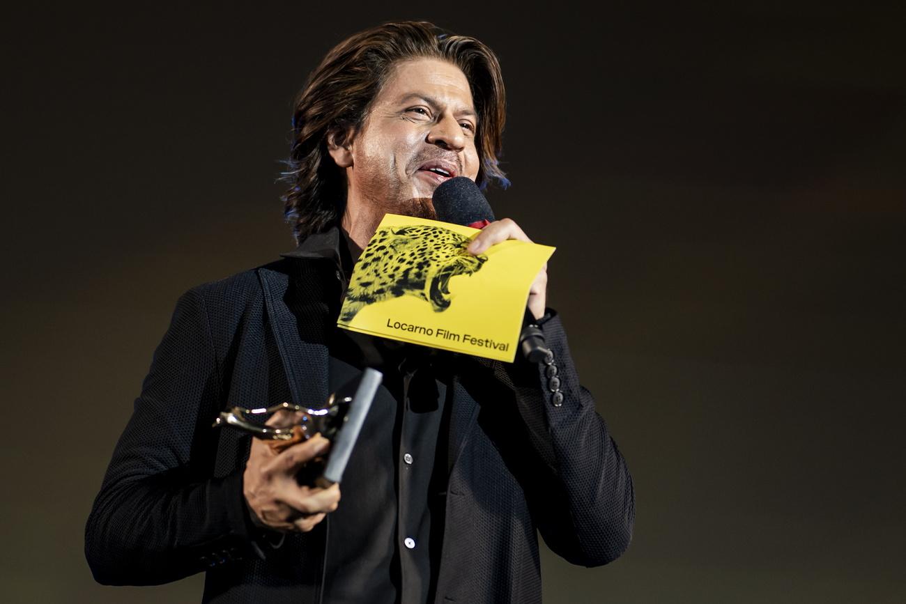 L'acteur indien Shah Rukh Khan a reçu un prix du Festival international du film de Locarno pour l'ensemble de sa carrière, sur la Piazza Grande à Locarno. [KEYSTONE - JEAN-CHRISTOPHE BOTT]