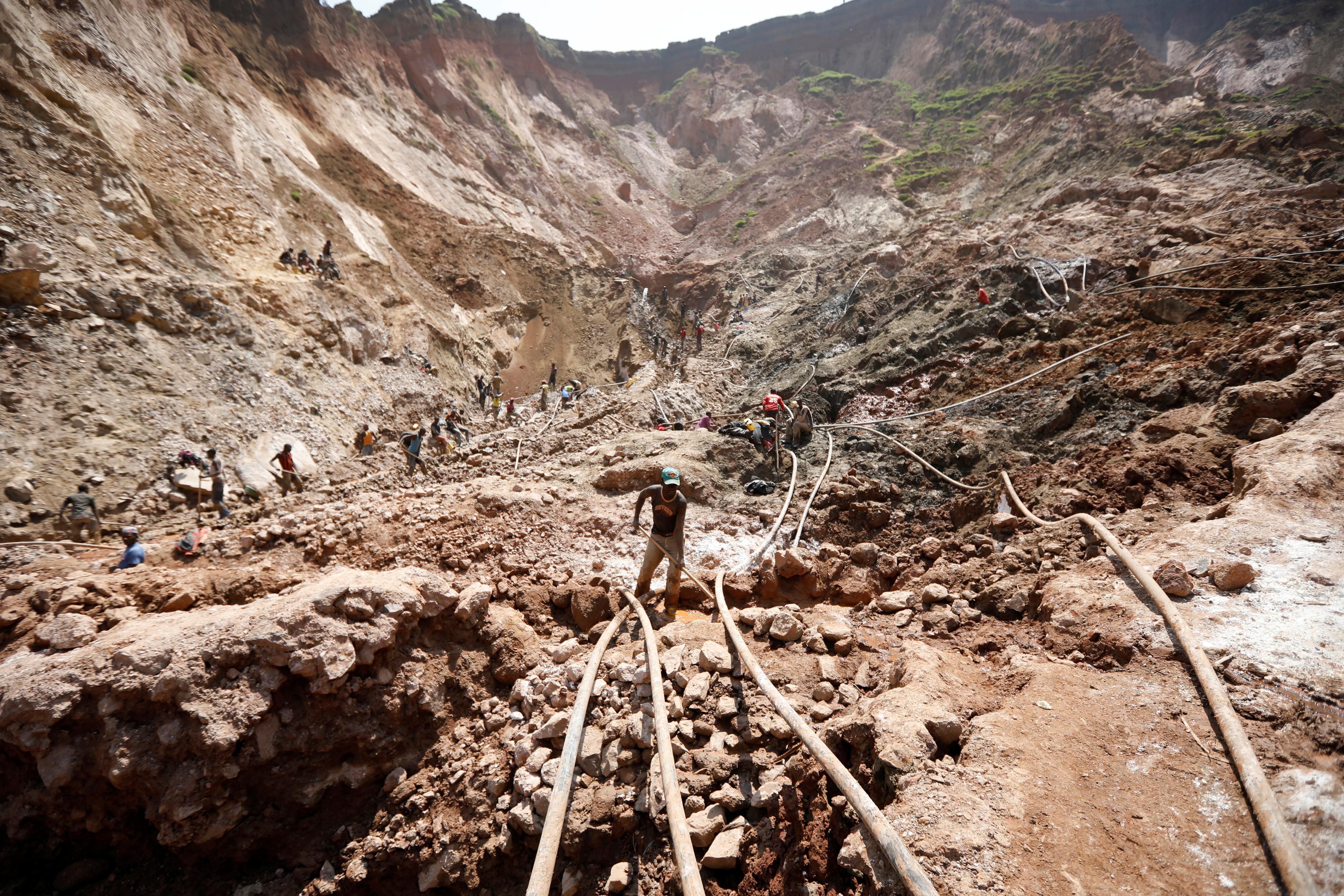 Des hommes travaillent dans une mine de cobalt près de Rubaya. [REUTERS - BAZ RATNER]