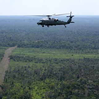 L'hélicoptère de Joe Biden au-dessus de la forêt amazonienne. [Keystone - AP Photo/Manuel Balce Ceneta]