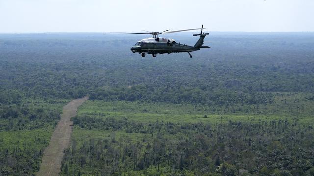 L'hélicoptère de Joe Biden au-dessus de la forêt amazonienne. [Keystone - AP Photo/Manuel Balce Ceneta]