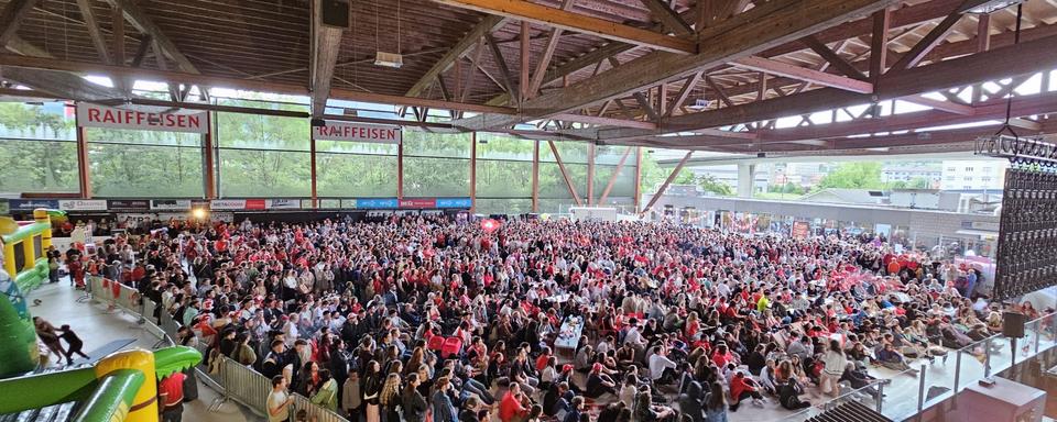 La Fan zone de Delémont le soit du match Suisse-Angleterre de l'Euro 2024. [RTS - Gaël Klein]