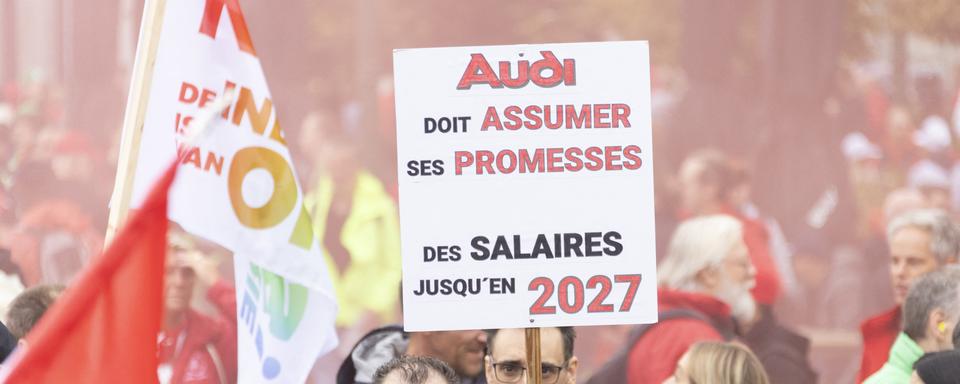 Des milliers de personnes ont manifesté à Bruxelles pour soutenir les travailleurs de l'usine Audi. [AFP]