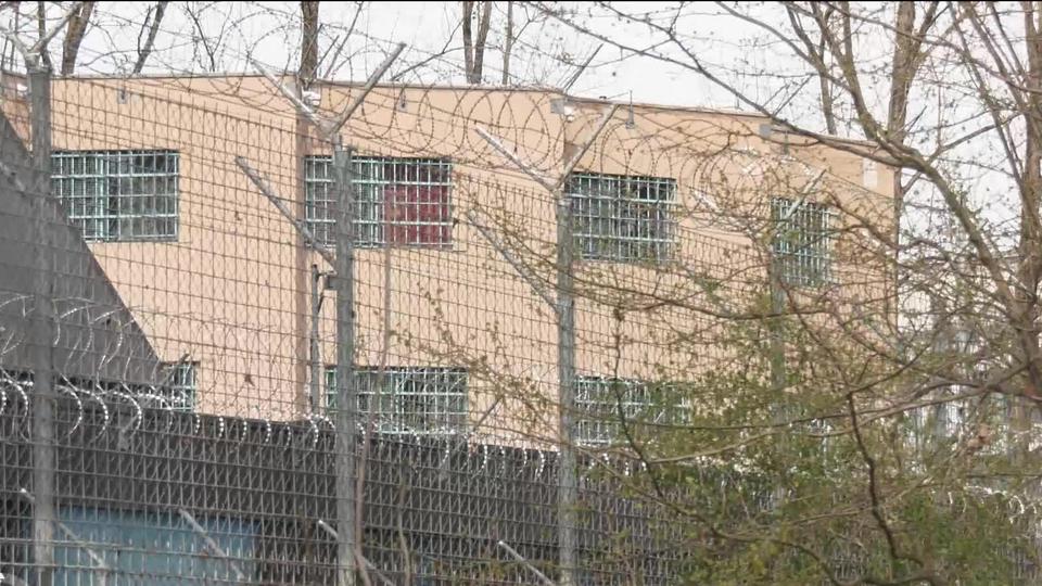 Le parcours du nouveau directeur du centre de détention de Favra à Genève suscite la controverse. [RTS]
