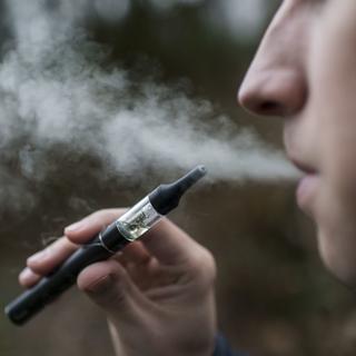 Le vapotage avec nicotine permettrait d’arrêter de fumer des cigarettes, selon une étude. [Keystone - Christian Beutler]