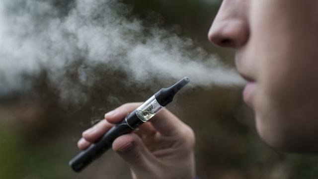 Le vapotage avec nicotine permettrait d’arrêter de fumer des cigarettes, selon une étude. [Keystone - Christian Beutler]