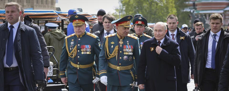 En Russie, le président Vladimir Poutine a supervisé ce matin le défilé militaire du 9-Mai sur la célèbre place Rouge de Moscou. [AP/Keystone - Mikhail Klimentyev, Sputnik, Kremlin Pool Photo]