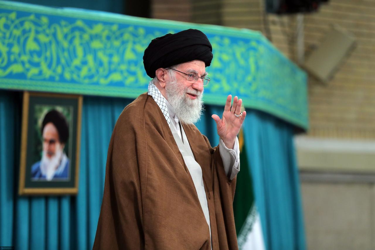 Le guide suprême iranien, l'ayatollah Ali Khamenei, s'exprimant lors d'un événement à Téhéran, en Iran, le 27 octobre 2024. [KEYSTONE - HANDOUT HANDOUT]