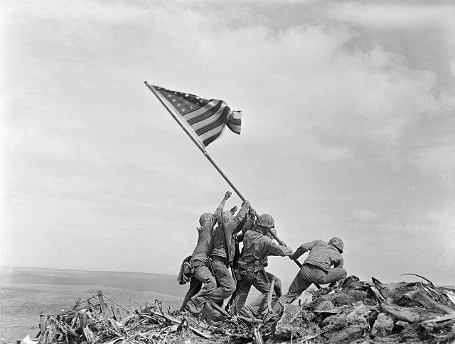 Raising the Flag on Iwo Jima de Joe Rosenthal. [Wikimedia Commons]