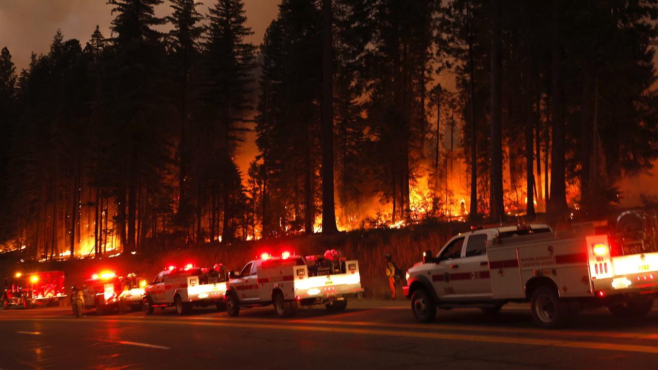 Près de 5'000 pompiers et 400 camions luttent contre le mégafeu "Park Fire" en Californie. [KEYSTONE - JOHN G. MABANGLO]