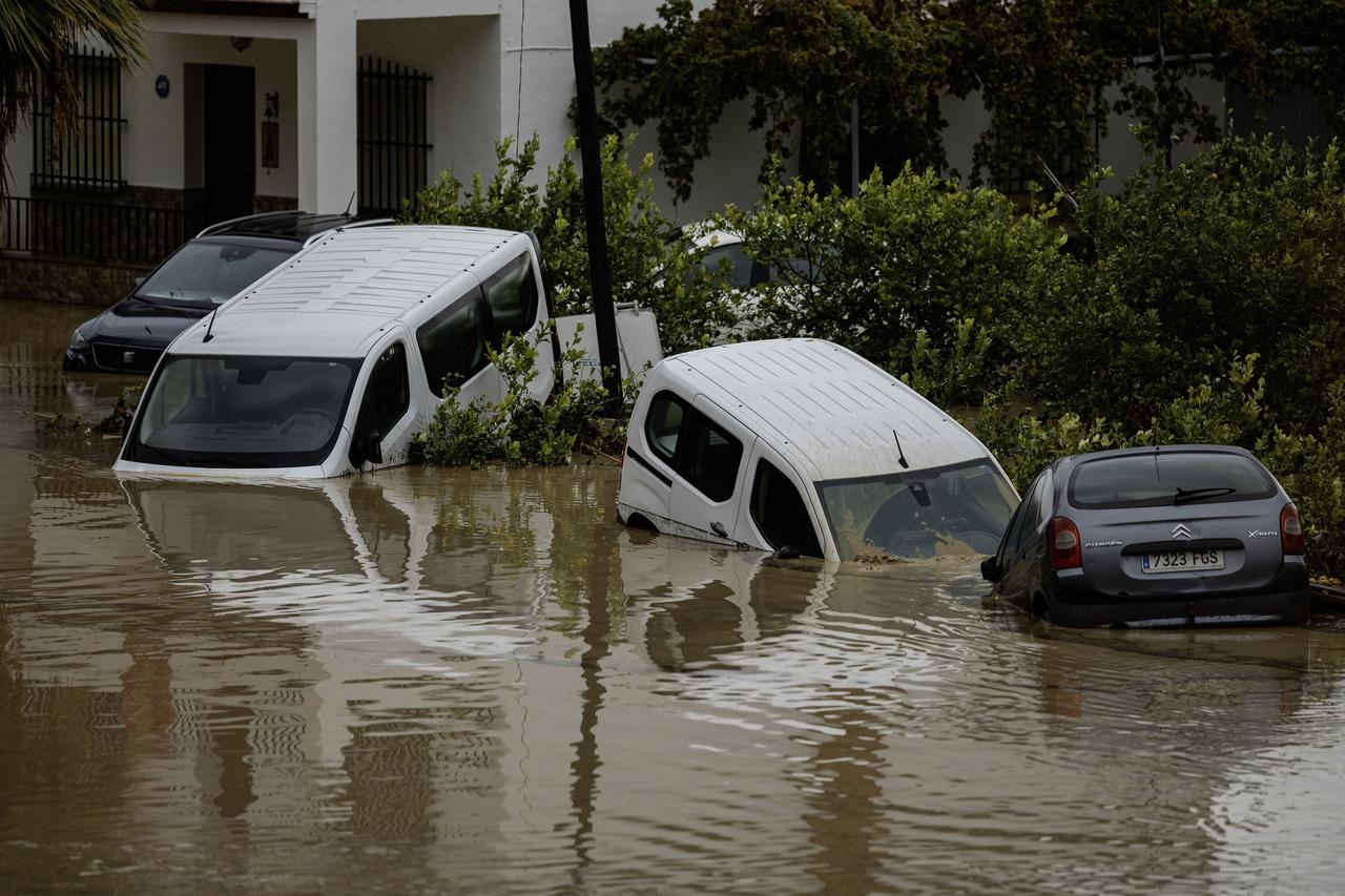 Des véhicules ont été partiellement submergés après que le fleuve Guadalhorce est sorti de son lit à la suite de pluies torrentielles à Alora, Malaga [KEYSTONE - JORGE ZAPATA]