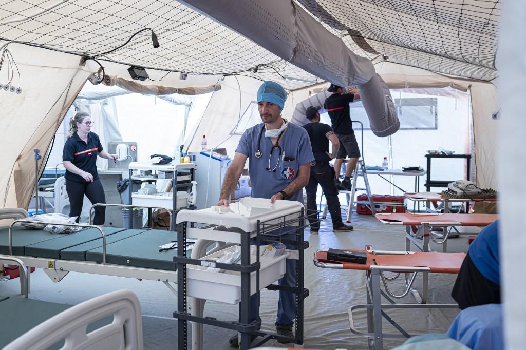 Installé dans un stade dans l'est de Mamoudzou, un hôpital de campagne équipé d'une maternité et de deux blocs opératoires a ouvert ses portes tôt mardi matin. [AFP - PATRICK MEINHARDT]